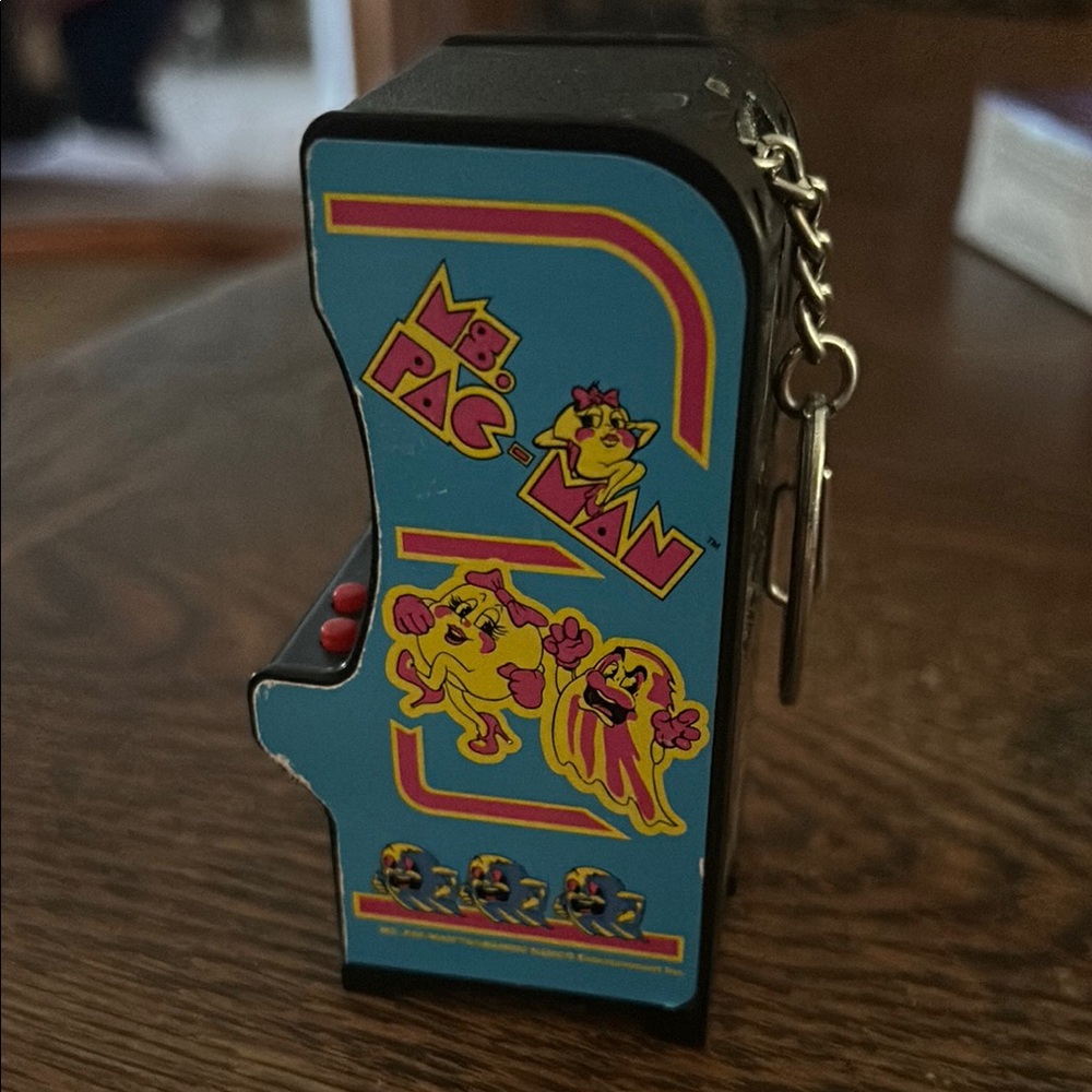 Ms Pac-Man Mini Arcade Console Keychain - Picture 4 of 10